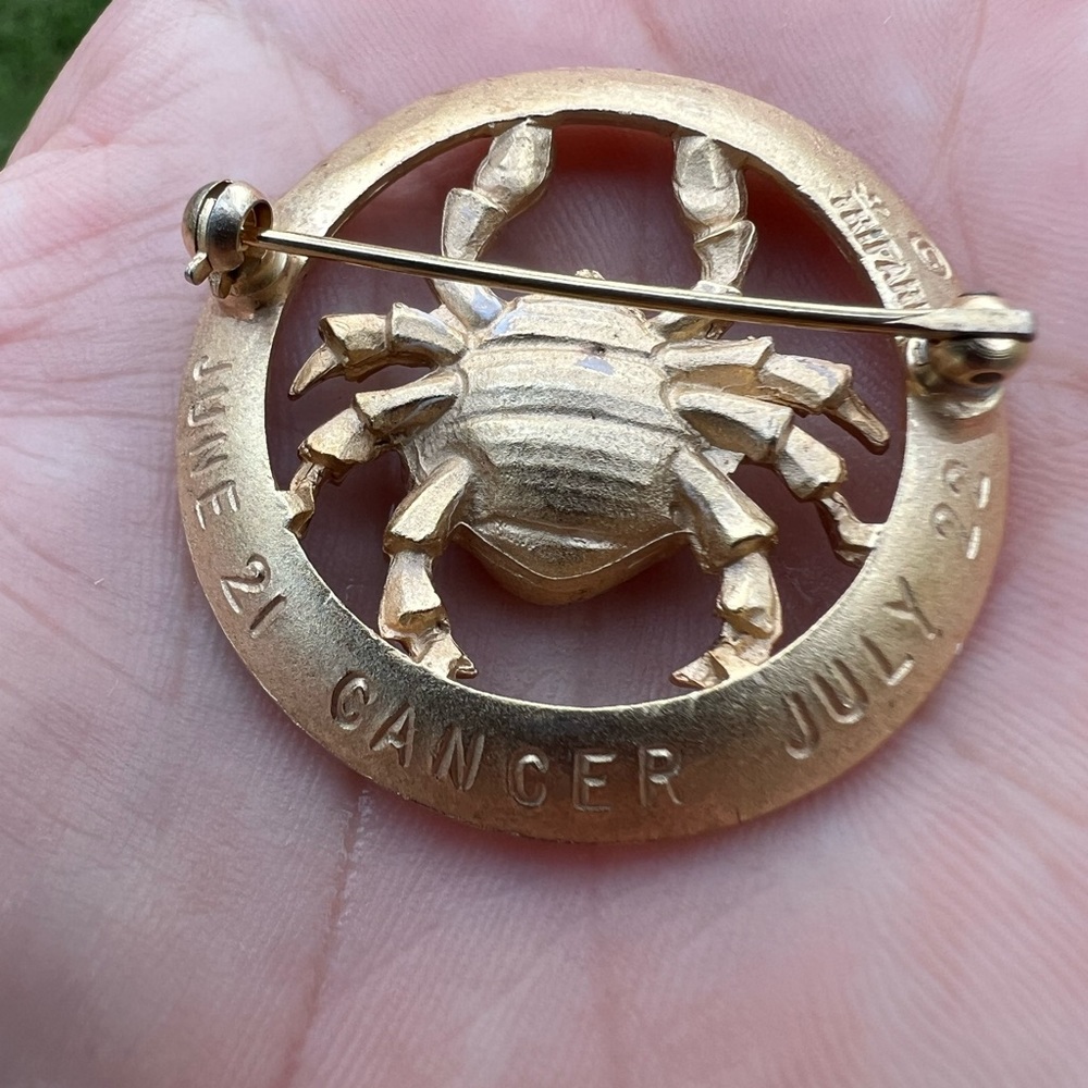 Vintage Crown Trifari 1969 Cancer Zodiac Brooch Gold-tone Astrology Crab - Picture 12 of 17